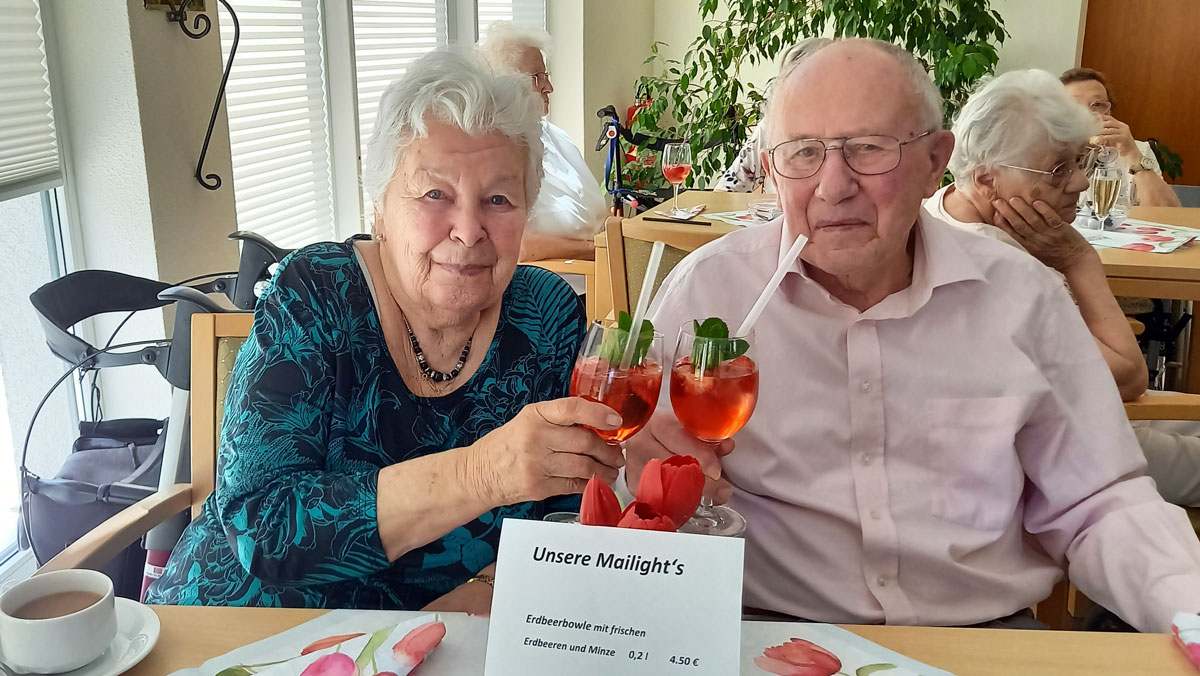 Senior*innen beim Trinken von -Cocktails