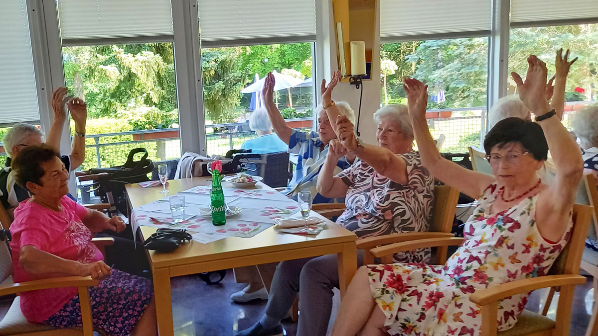 Senior*innen haben eine Menge Spaß bei der Pfingstfeier