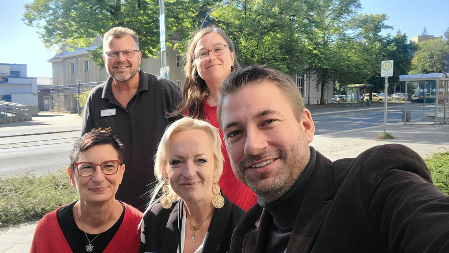 Politik trifft Pflege in der Wriezener Stra&szlig;e