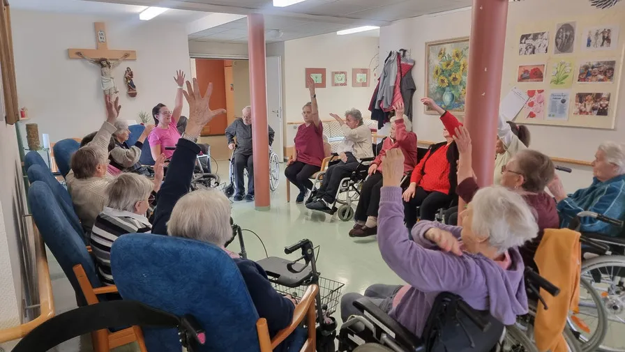 Stuhlyoga f&uuml;r Senior*innen im ProCurand Pflegestift St. Ulrich in Lam