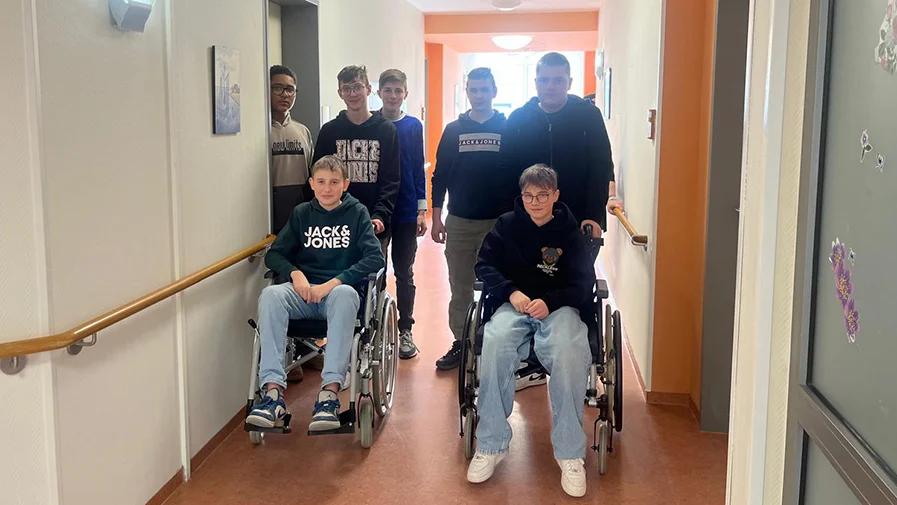 Einige Sch&uuml;ler*innen zeigten ihr K&ouml;nnen im Rollstuhlrennen auf der Terrasse des ProCurand Seniorenzentrums Am Herzogschloss und hatten dabei eine Menge Spa&szlig;.