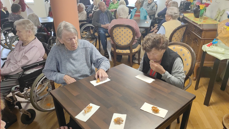 Traditionelle Hollerk&uuml;chln in Sulzbach-Rosenberg