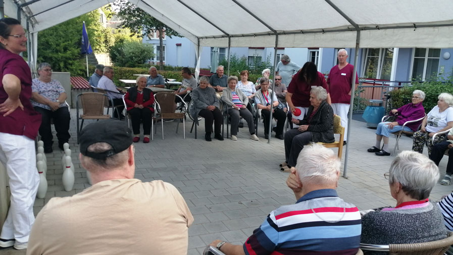 A game of skittles with the residents of the ProCurands senior centre Am Herzogschloss in Sulzbach-Rosenberg