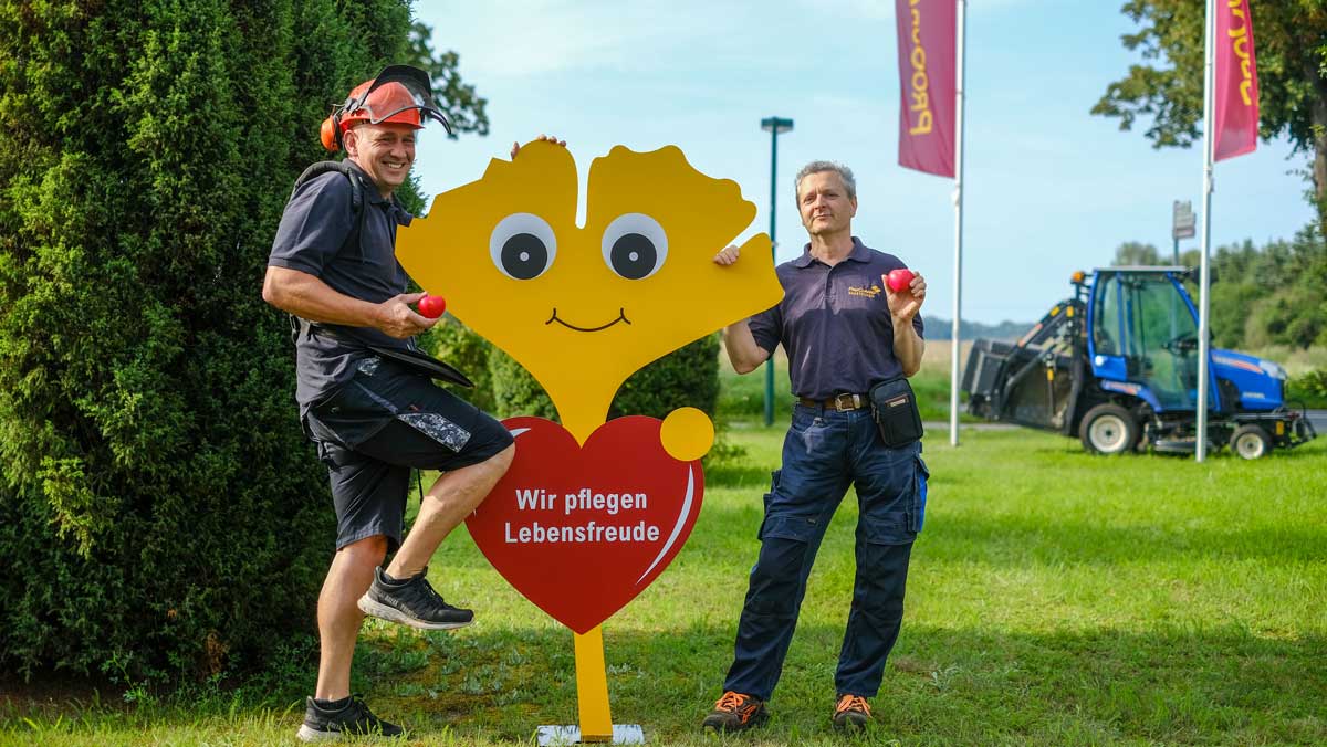 Team Haustechnik der Stationären Pflege Nächst Neuendorf neben einem ProCurand Ginkgo