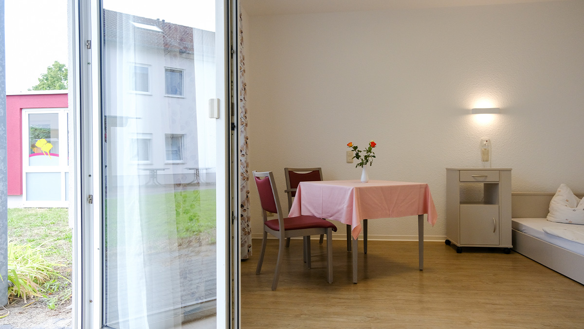 Ein Blick in einer der Pflegezimmer der Stationären Pflege Nächst Neuendorf in Zossen