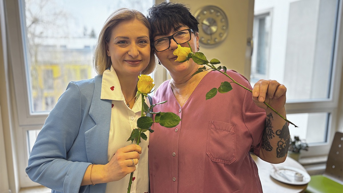 Management and care assistant of the Bölschestraße senior residence with yellow roses