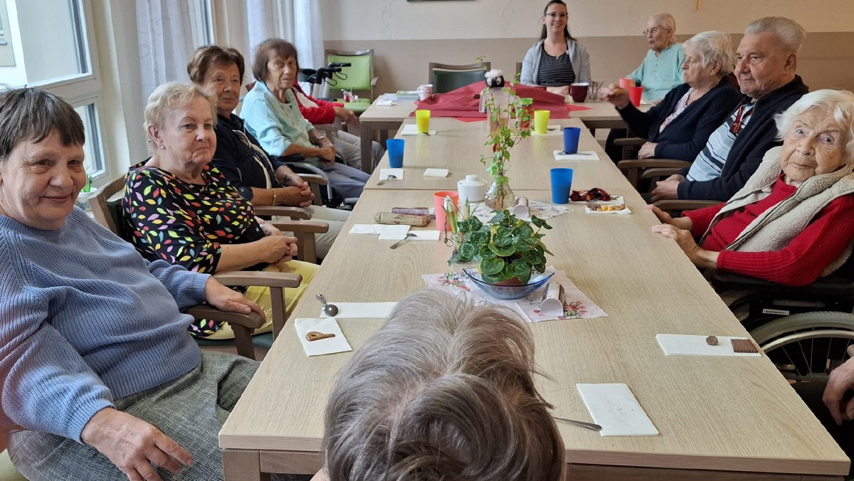 Senior*innen beim Ausprobieren von Süßigkeiten aus ihrer Kindheit in der Seniorenresidenz Bölschestraße