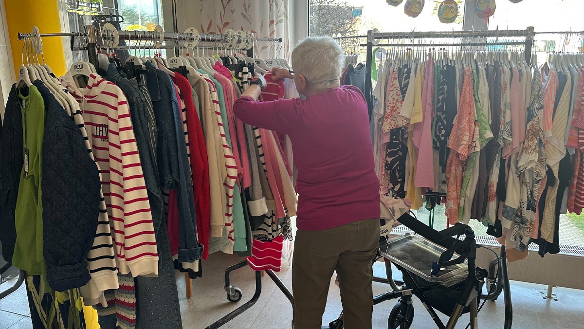 Seniorin beim Shopping im ProCurand Pflegestift Pfarrer Lukas in Cham