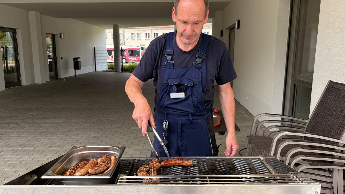 Building services technician Silvio at the daycare centre's barbecue stand
