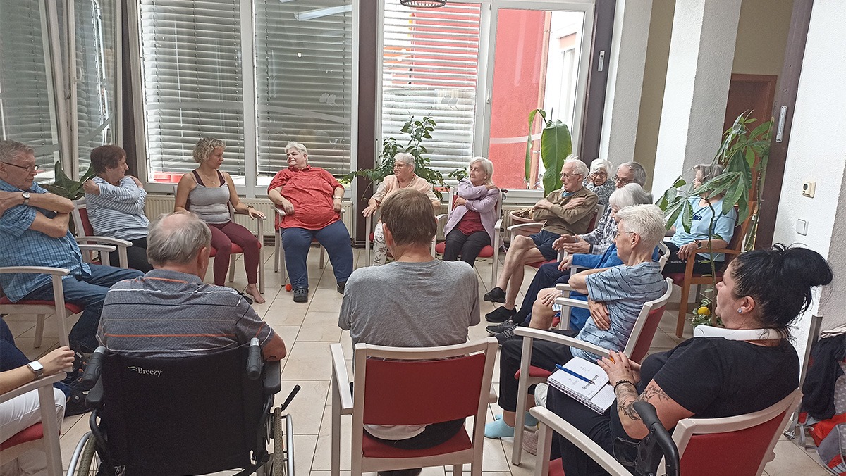 Senioren*innen beim Sitz-Yoga