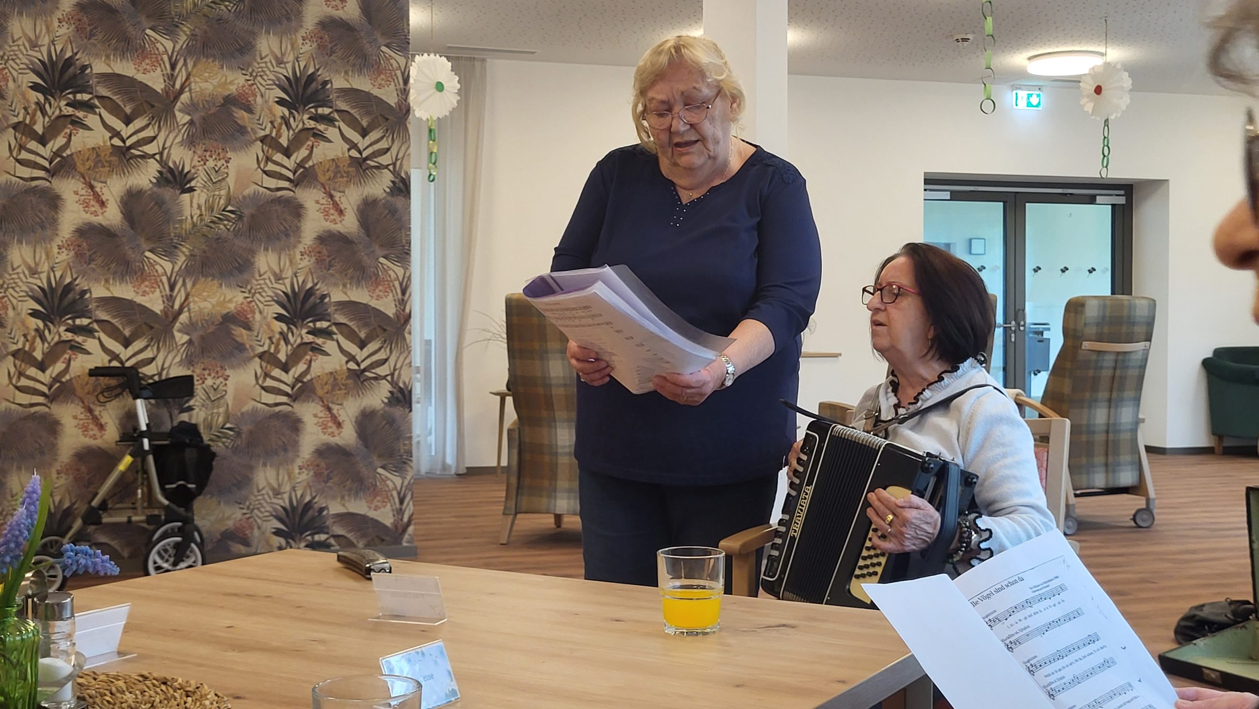 Das Duo führt einen Lied vor