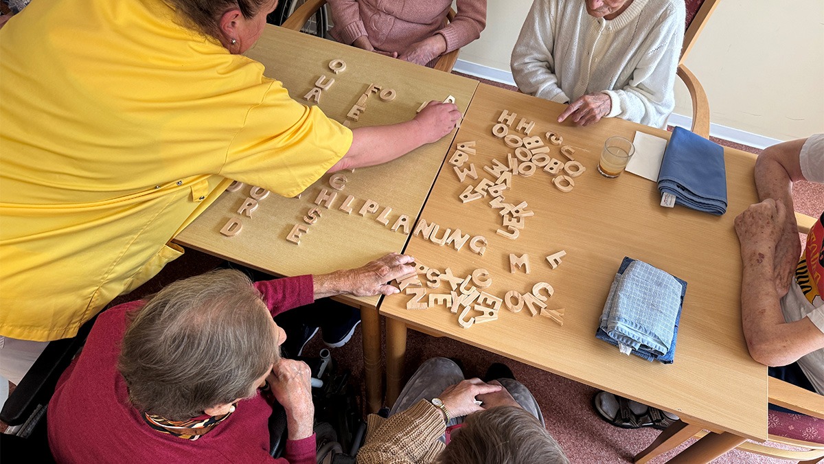 Senior*innen genießen einen schönen Nachmittag, wo sie gemeinsam ihren Gedächtnis trainieren.