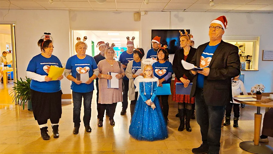 Der Weihnachtschor in der ProCurand Seniorenresidenz Eberswalde: Ein festliches Highlight voller Freude und Gemeinschaft!
